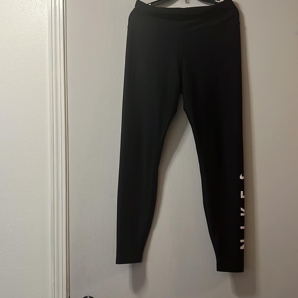 Just like new! Sz medium Nike dri-fit leggings